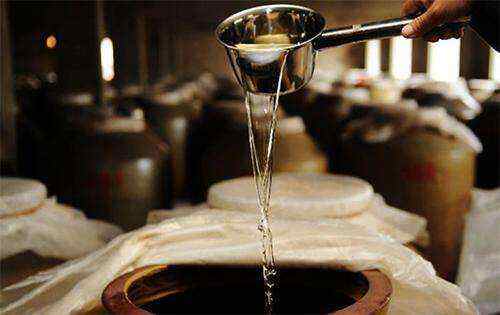 中国酒业巨人贵州茅台酒在股票市场勇攀高峰，是优秀的产品质量的体现更是中国传统匠人精神的体现