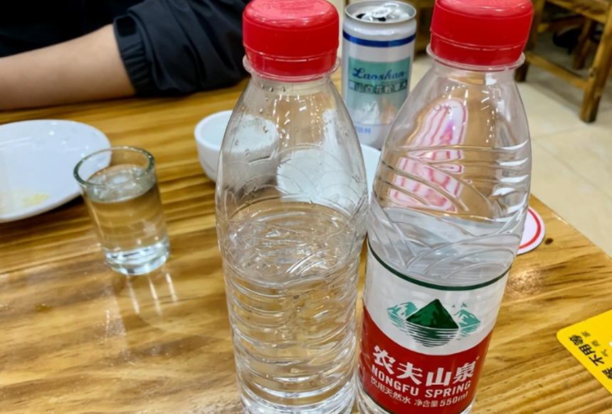 为什么有的人喝酒时，手边要放一瓶水？学着点，这才是老江湖