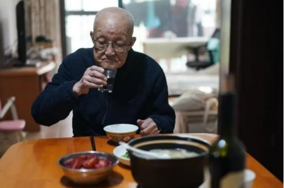 北京80岁土豪朋友圈晒酒柜，道“难言之隐”，网友直呼真行家？