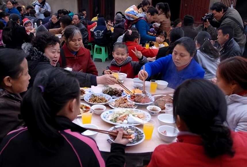 安徽农村办喜宴，一大妈惹得宾客直翻白眼，发生什么了？