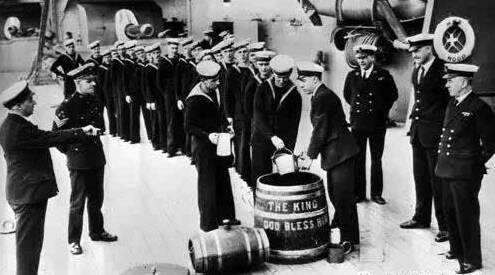 为什么国人鄙视的“酒兑水”，在英国海军眼里皆是财富？