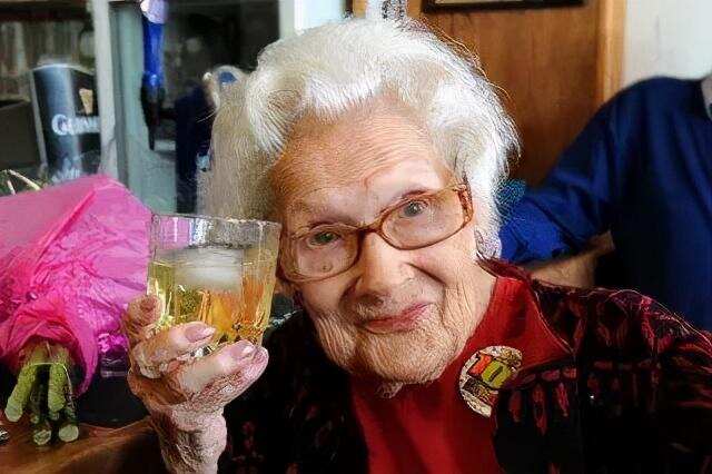 英国百岁老人生日，威士忌不离手，揭秘“最牛10后”的长寿秘诀