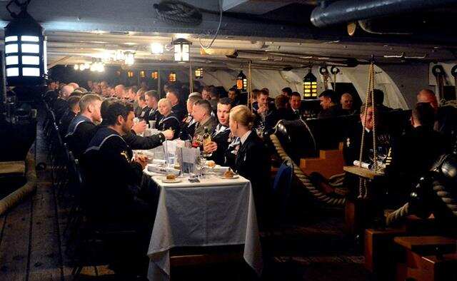 为什么国人鄙视的“酒兑水”，在英国海军眼里皆是财富？