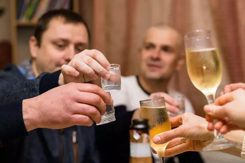 俄罗斯的酒桌文化：一口闷