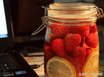 教你一步简单美味草莓酒的制作，在这个草莓季节最适合