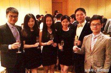 刘强东握酒杯的姿势，你会感知到中国企业家主宰世界的理由