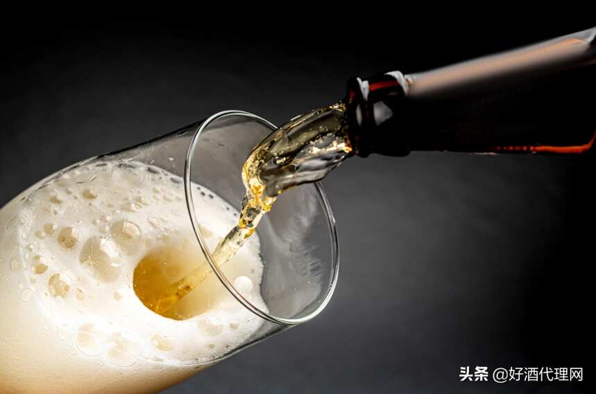 啤酒热销季，精酿啤酒成为“香饽饽”