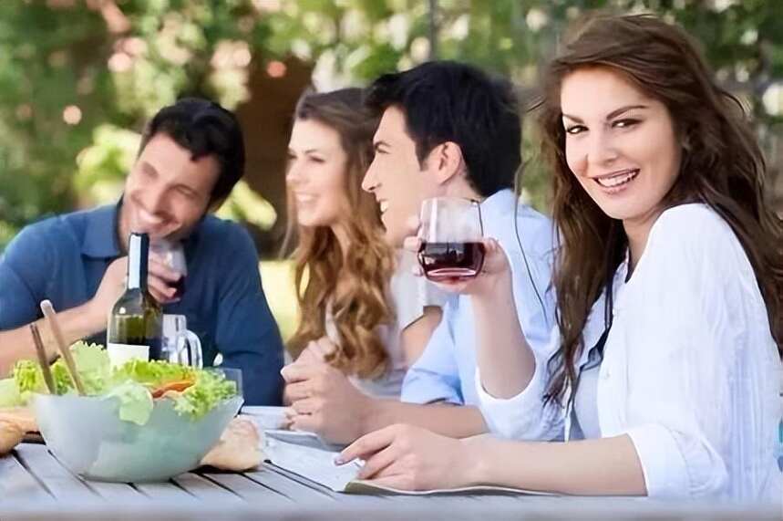 科学研究表明，饮酒可以提升人的快乐指数