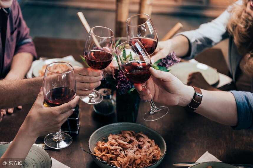 关于喝红酒的6大好处，很多人可能还不知道，这样喝更健康