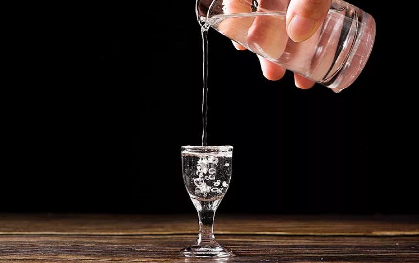喝白酒时为何要选透明小杯？
