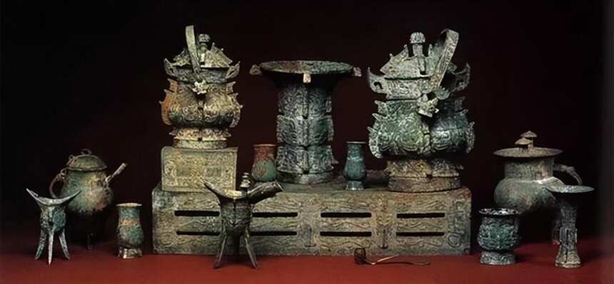 商朝的青铜酒器为何与身份有关？