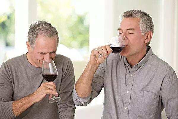 红葡萄酒能减少烟害—烟民的福音！
