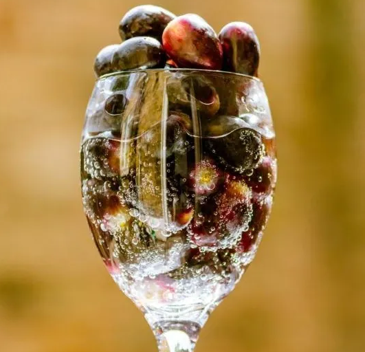 酸酸的葡萄酒，为什么是唯一的碱性酒精饮料？