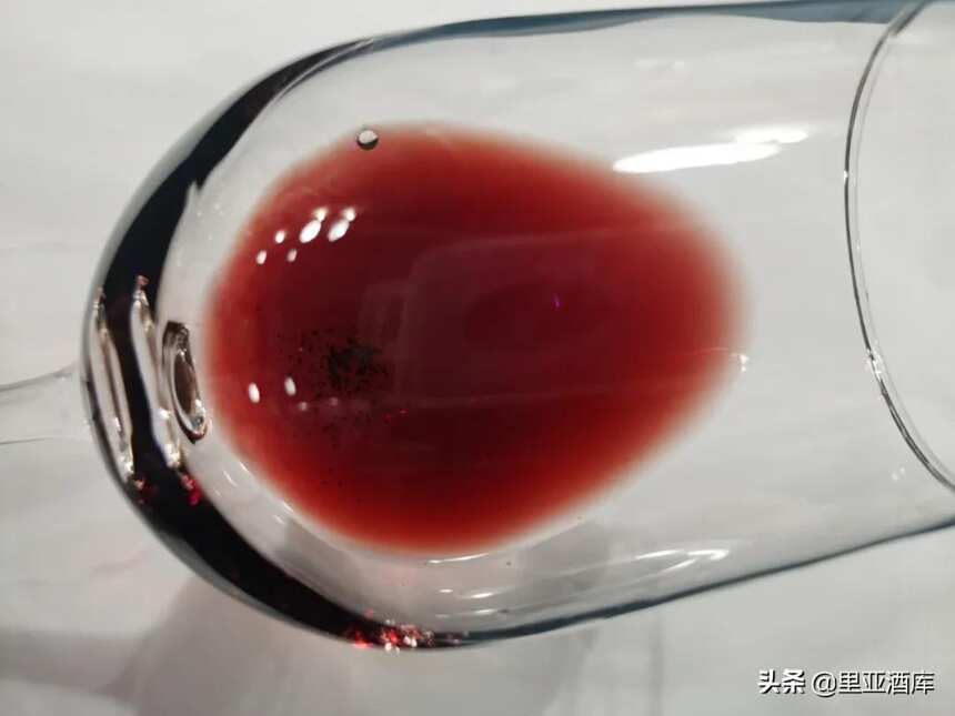 葡萄酒中有沉淀物，是葡萄酒“变质”了吗？