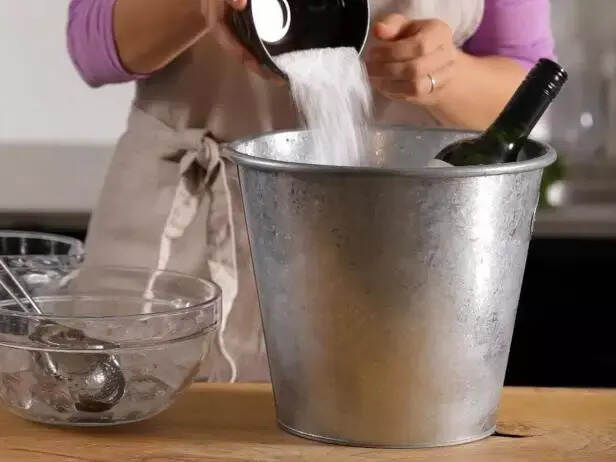 简单5步，学会用冰桶正确冰镇葡萄酒