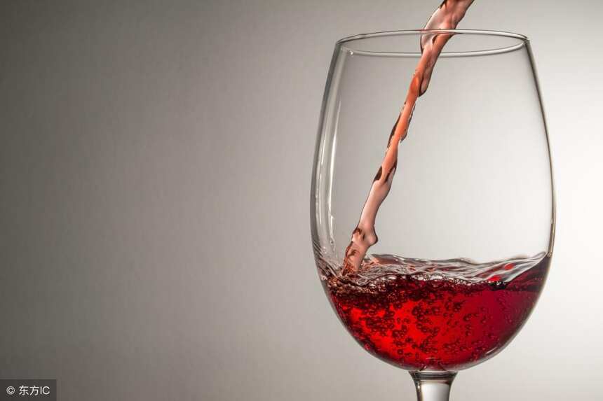 一瓶红酒的酒精含量相当于多少白酒，红酒品鉴师一语道出真相
