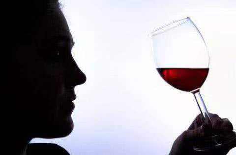 喝红酒的时候，酒杯里只倒三分之一，原来是有这些用途！
