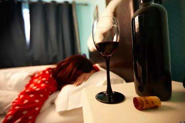 睡前喝红酒能助眠？为什么我喝了还是睡不着？
