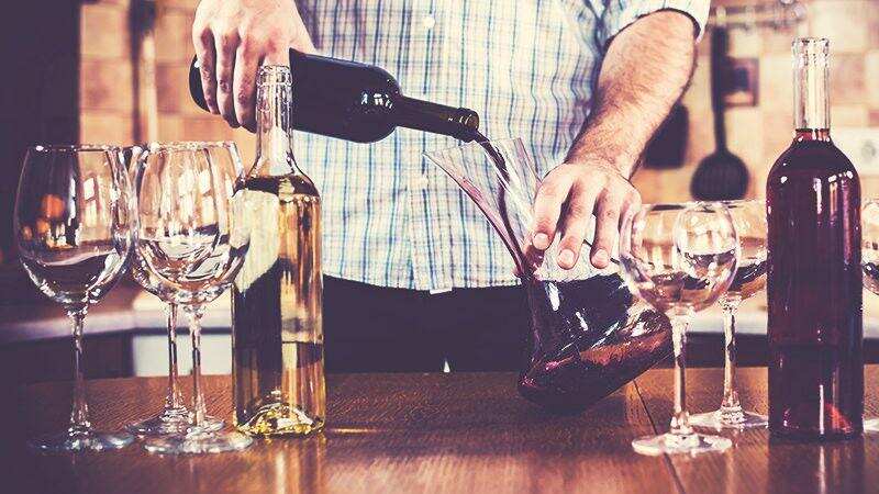 酒尽留心：年终聚会必备葡萄酒餐桌礼仪，让你从容举杯