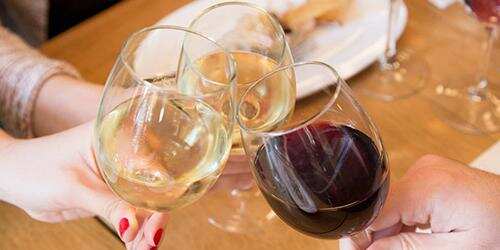 红葡萄酒和白葡萄酒的养生效果