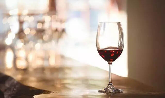 喝红酒时，为什么只倒“三分之一”杯？