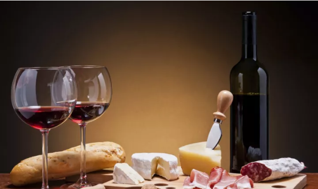 红白葡萄酒分别适合在哪些场合饮用？