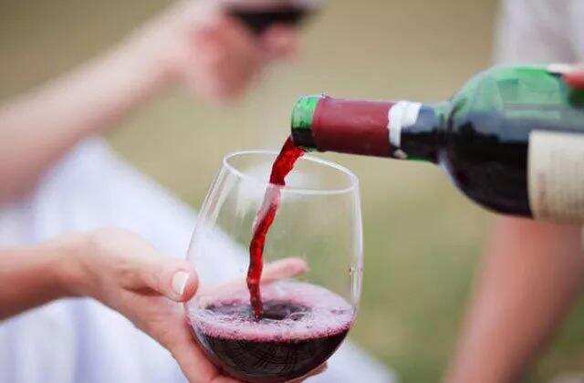 喝葡萄酒时绝对不能干的6件事！