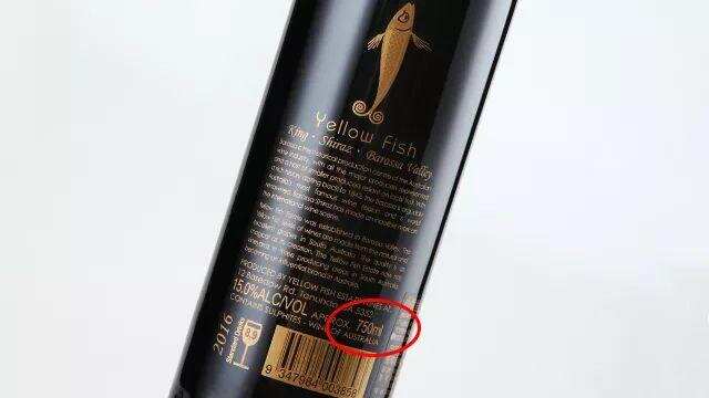 红酒酒瓶底部凹槽是为了少装酒吗？