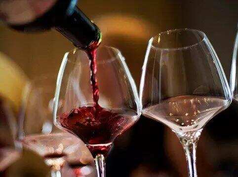 为何品尝葡萄酒会使舌头变黑？