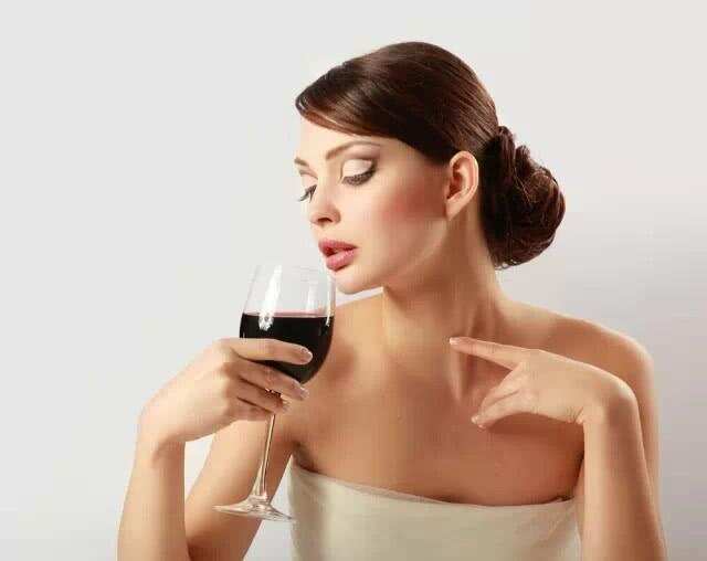 女人爱上喝红酒后，生活到底有多野？
