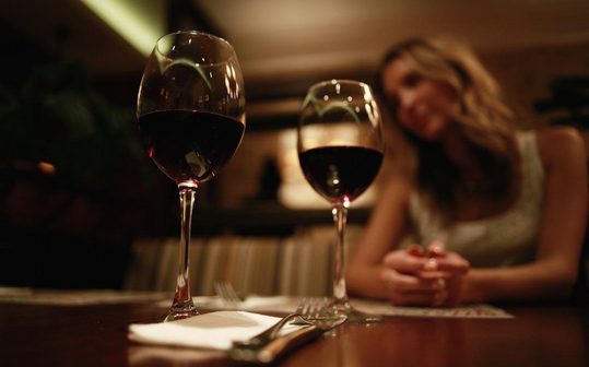 红酒葡萄酒如何才能正确的在合理的温度下品出葡萄酒的口感？