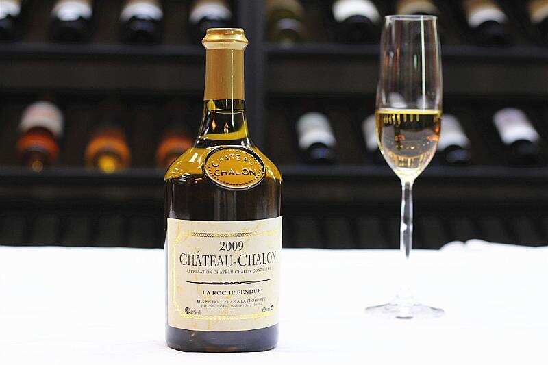 此酒名为“黄葡萄酒”，由白葡萄酿造而来，最高陈年100年以上