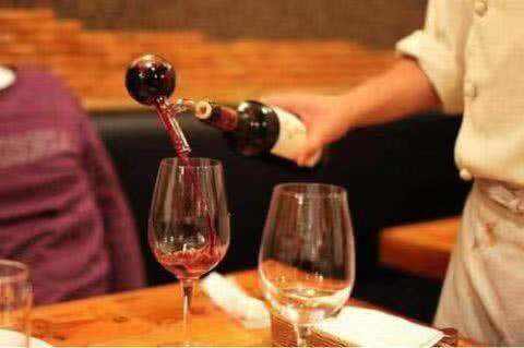 喝红酒的时候，酒杯里只倒三分之一，原来是有这些用途！