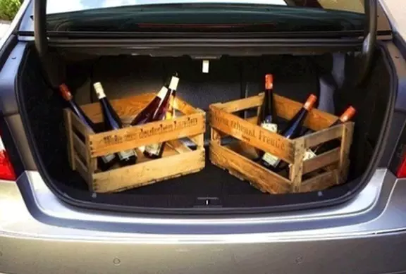 出门在外，为何要在车后备箱放两箱红酒？