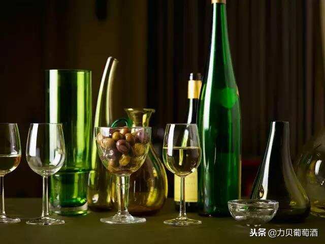 喝这么多酒，葡萄酒瓶为啥是绿色的你知道吗？