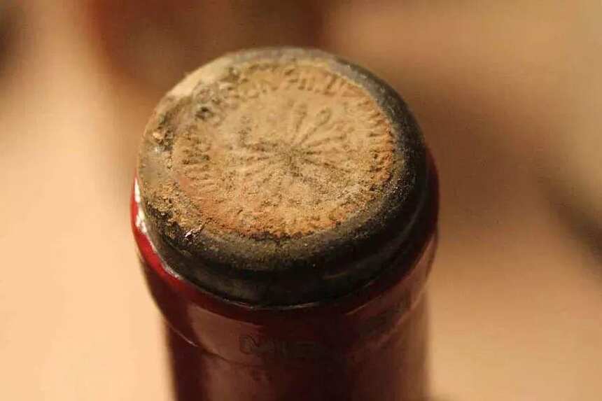 开瓶后的软木塞，透露出葡萄酒哪些信息？