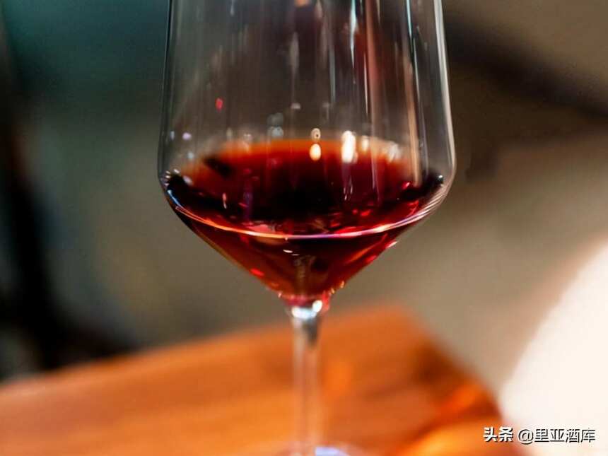 从进口葡萄酒的中文背标中可以看出哪些信息？
