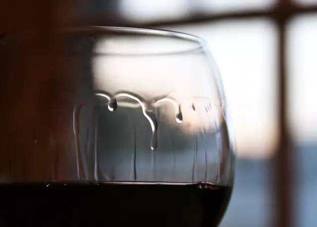 有“挂杯”的葡萄酒才是好酒？