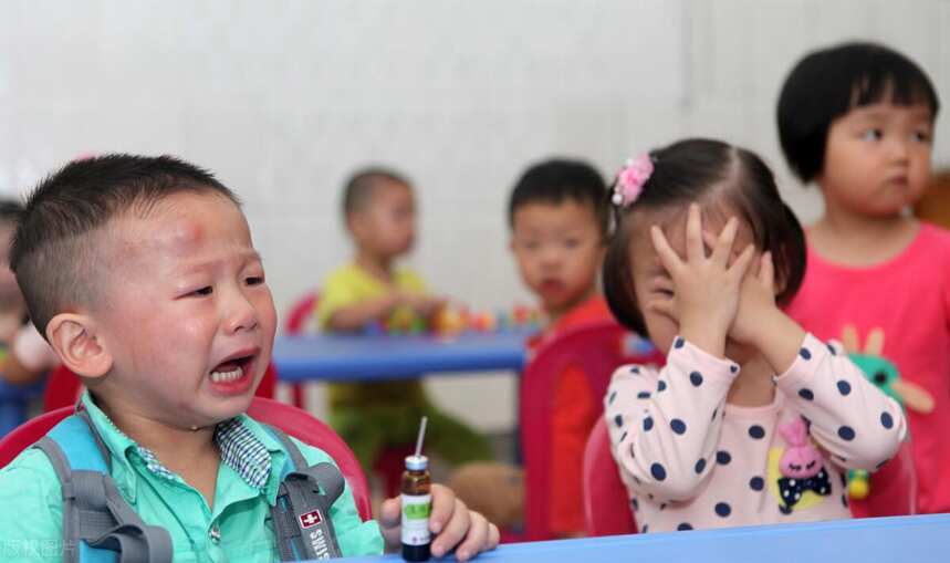 上幼儿园第一天，宝宝求救的“惊人之举”笑晕老师：心疼又好笑