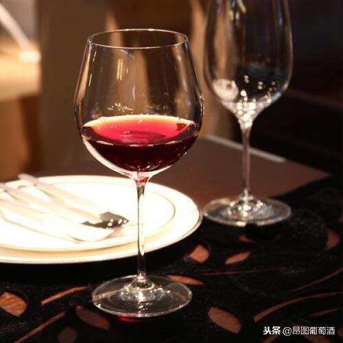 都说喝葡萄酒是需要用专业的杯子，那你知道万能的品酒杯吗？