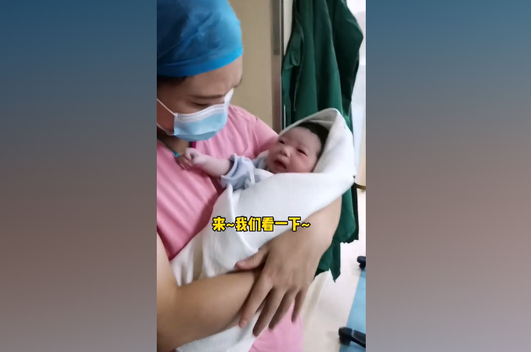 “别扒拉我！”新生宝宝冲护士“翻白眼”，网友：尿不湿你也敢惹