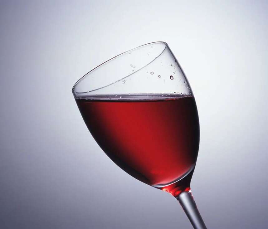 看葡萄酒颜色时，为什么要将酒杯倾斜45°？