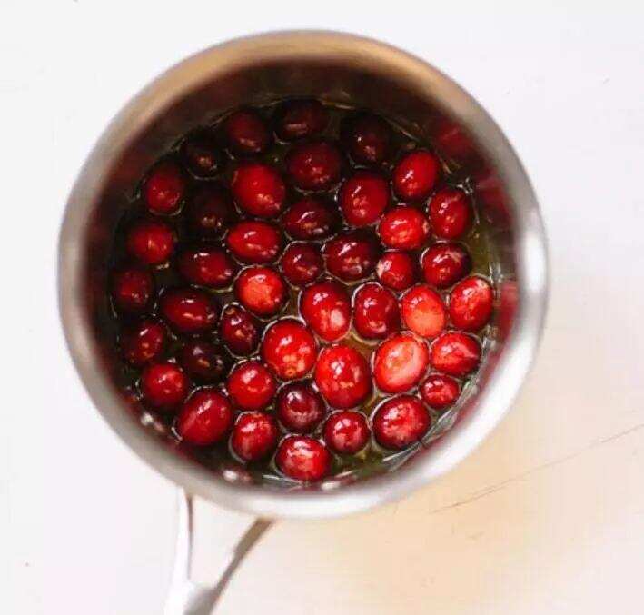 新鲜蔓越莓玛格丽特鸡尾酒