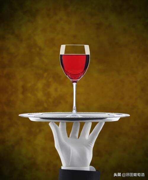 都说喝葡萄酒是需要用专业的杯子，那你知道万能的品酒杯吗？