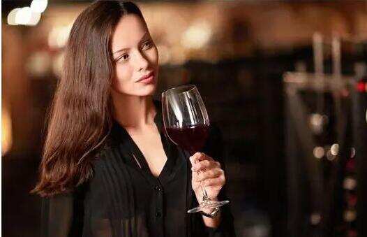 可以不爱喝葡萄酒，但你的品酒态度得正确