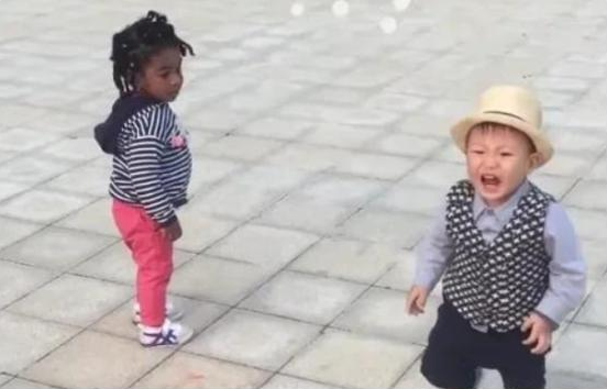 3岁男宝偶遇“黑人宝宝”，吓得大哭找妈妈：这个“玩具”好怕怕