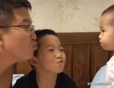 “争宠”父子同时向妹妹索吻，结局笑翻网友：谁还不喜欢小鲜肉？