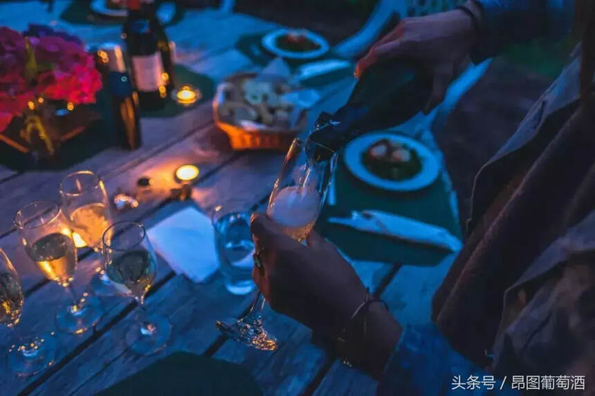 老外喝酒与中国人喝酒的9大区别，哪种方式更值得提倡？