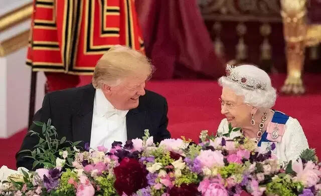 英女王拿90年拉菲招待特朗普 他滴酒没沾还睡着了...