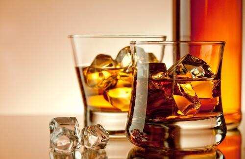 威士忌是加水还是加冰？